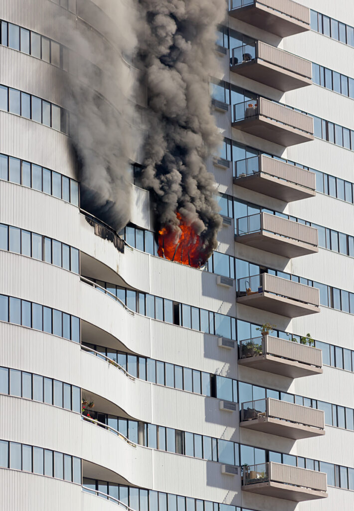 Een lage rookdichtheid is van vitaal belang bij een gebouwbrand: Bij een gebouwbrand is rook het grootste probleem voor zowel de mensen in het gebouw als de reddingsteams.