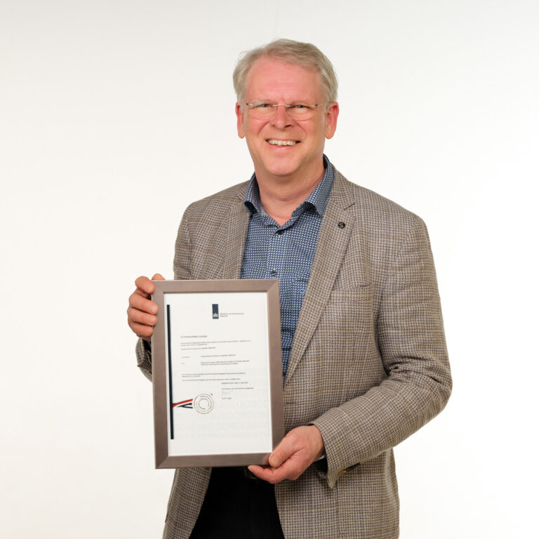 Directeur Bert Klaver van ANR met zijn patent certificaat voor de Soundac® Eco 2040alu 100% recyclebare prefab leidingisolatie.
