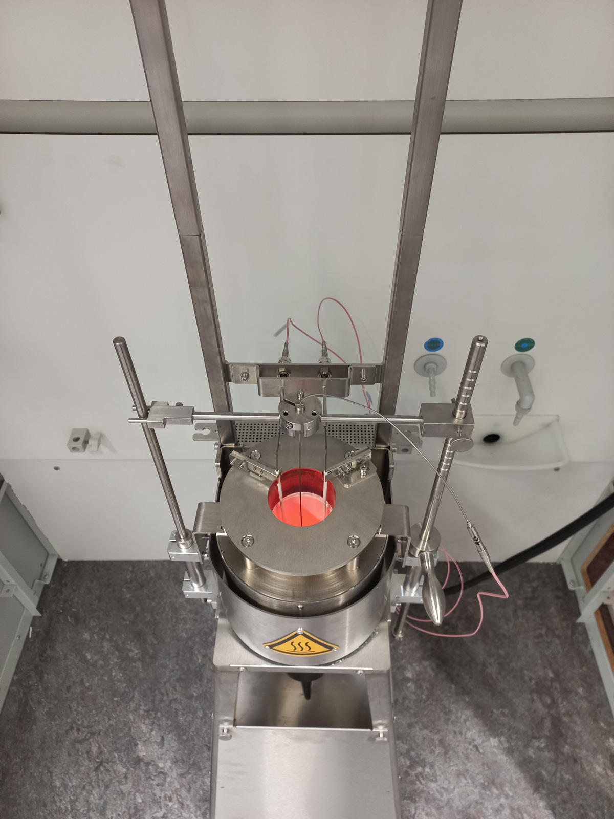 de opstelling voor de test voor on-brandbare materialen volgens EN ISO 1182 (bijvoorbeeld voor steenwol producten), onderdeel van brandklasse A1