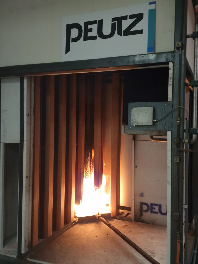 De Single Burning Item test voor het testen van het brandgedrag van materialen conform EN 13823