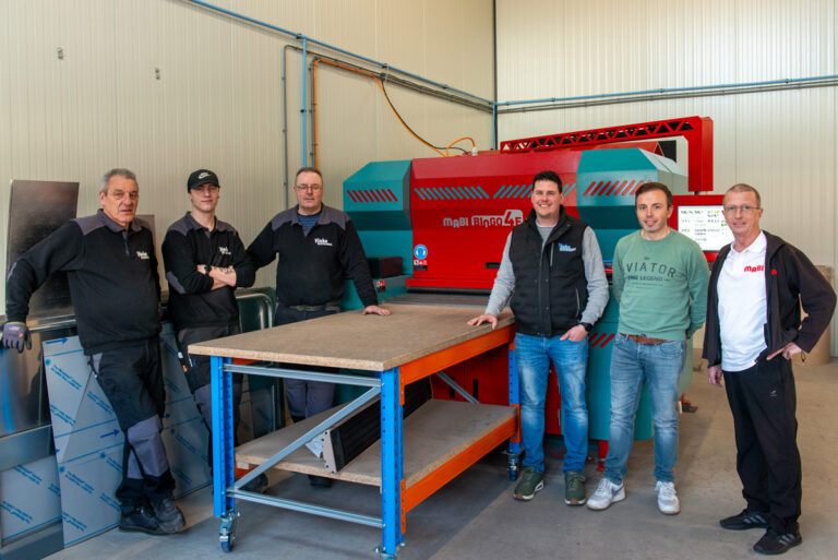 Links de plaatwerkers Tonnie van der Kaap, Sydney Klingenberg en Jonnie Pol. Rechts bedrijfsleider Thijs Wolbers, directeur Ralph Hubers en Tore Schumann (MABI).