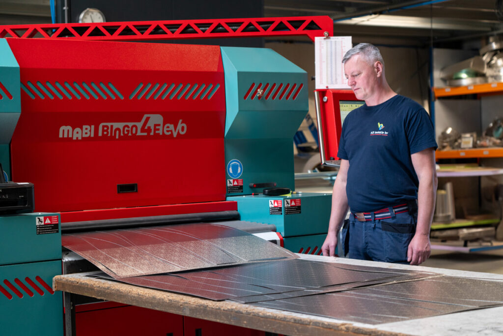 De plaatwerkers van H2iBV kregen een opfriscursus van een week. Daarbij bleek vooral het snelle omstellen van de nieuwe aanschaf bij eigenaar en personeel in goede aarde te vallen.