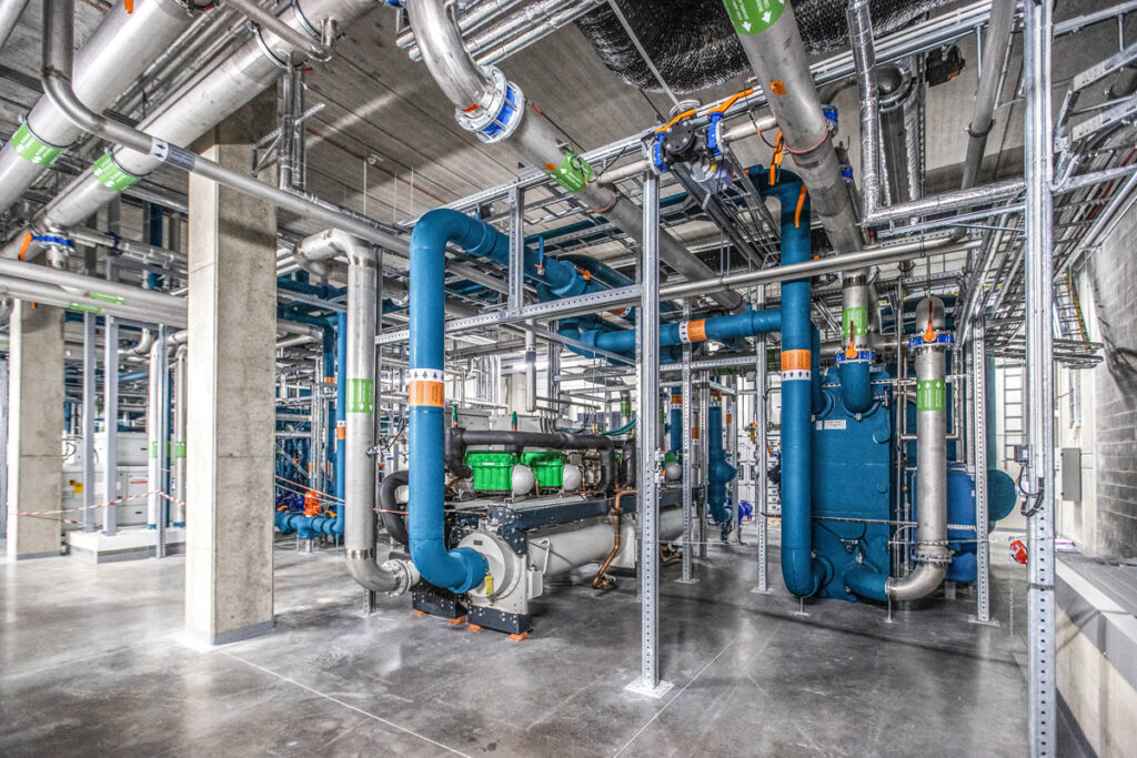 Geavanceerde koelinfrastructuur geïsoleerd met ArmaFlex Ultima om thermische efficiëntie en condensatiebeheersing te garanderen