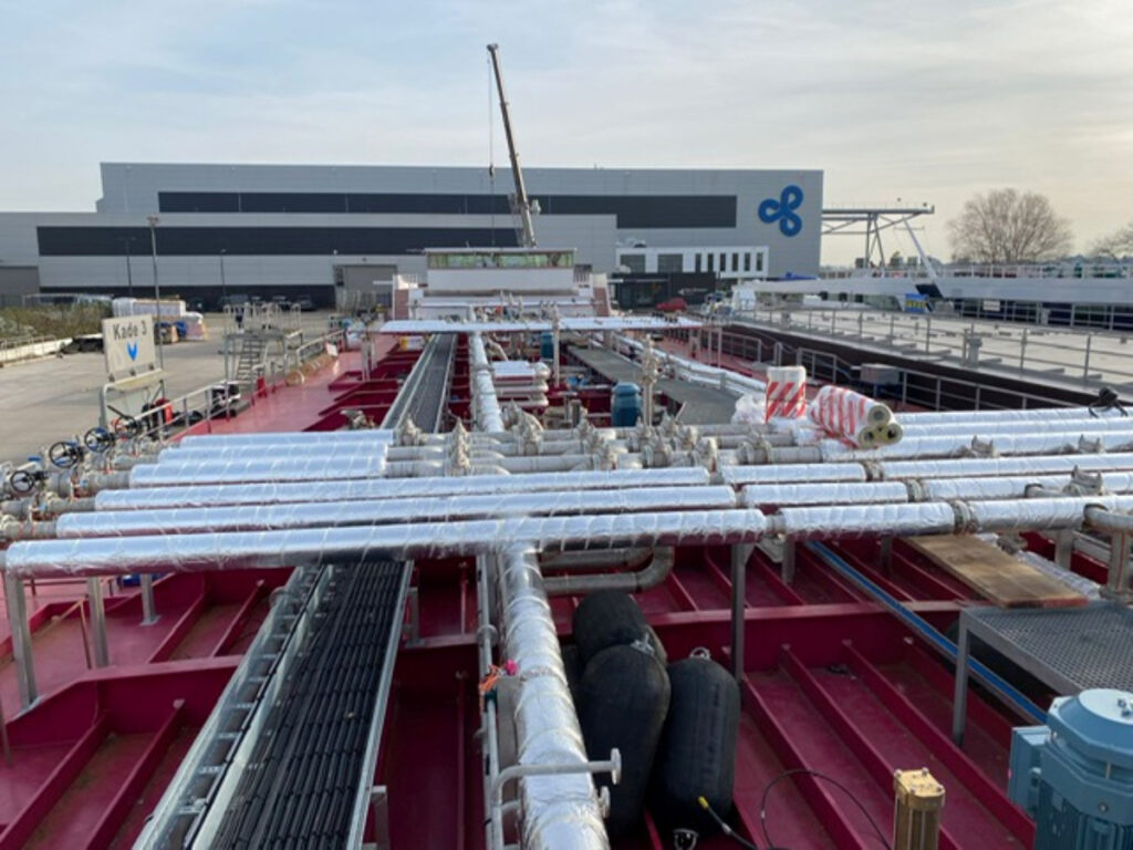 Montage van een dekleiding op een schip