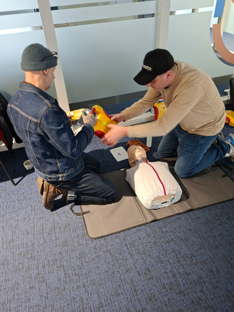 De medewerkers van FCG gingen zelf aan de slag met AED