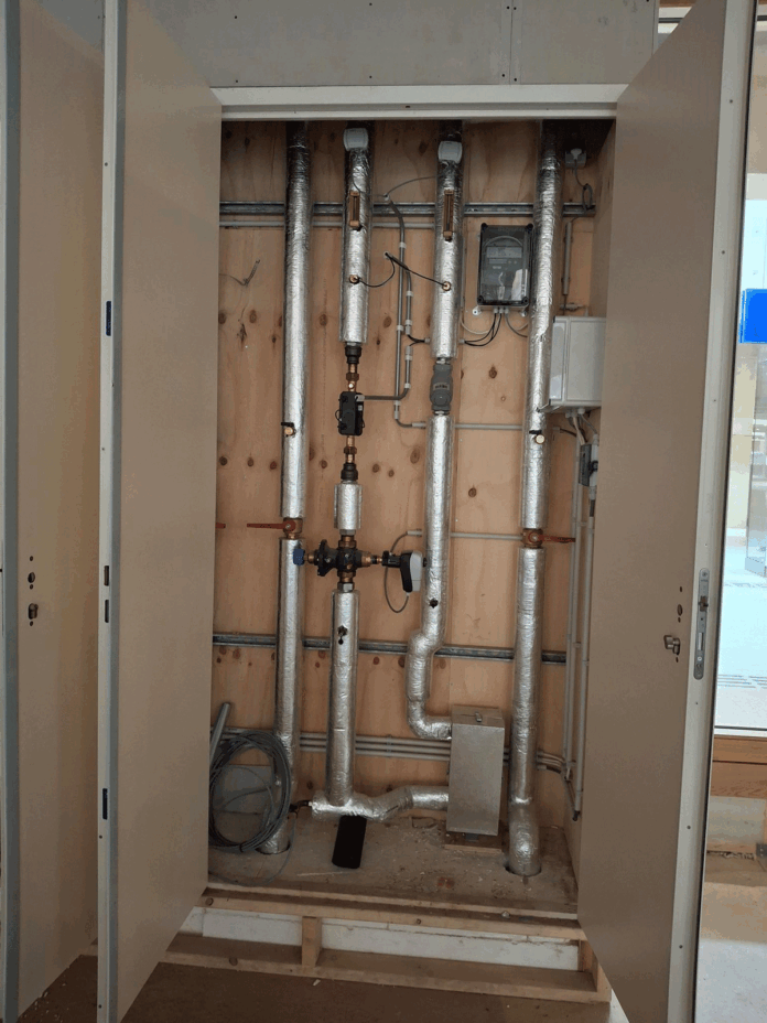 bendit1 Techniekkast Hoofdstation. Leidingen afgewerkt met Rockwool 810 schalen