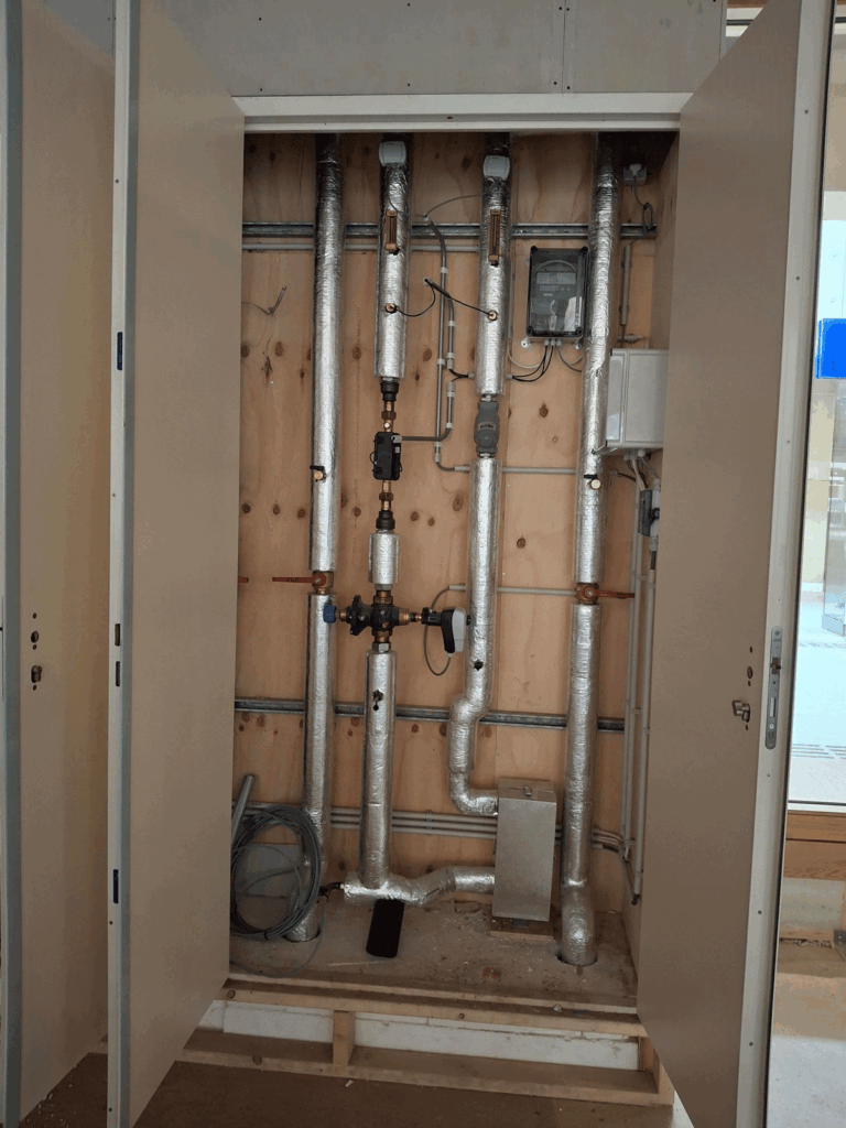 Techniekkast Hoofdstation. Leidingen afgewerkt met Rockwool 810 schalen