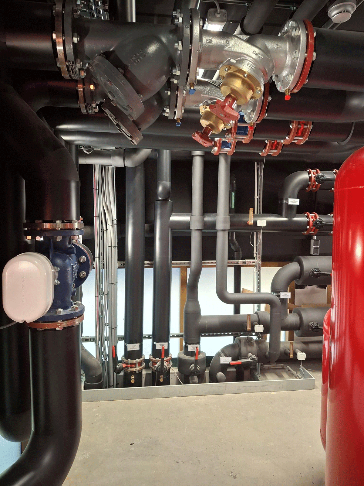 Techniekruimte Buschauffeursverblijf. Koelleidingen met AF/Armaflex EVO dikte 13mm en cv-leidingen met Rockwool 810 schalen en afgewerkt met zwarte Isogenepak folie.