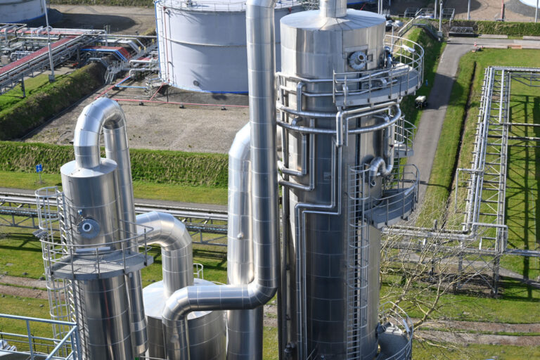Voor het grootste deel van het project is steenwol toegepast. Deze isolatie is vervolgens afgewerkt met zeewaardige aluminium beplating.